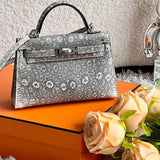  shopper bag interior and compartment view 9
