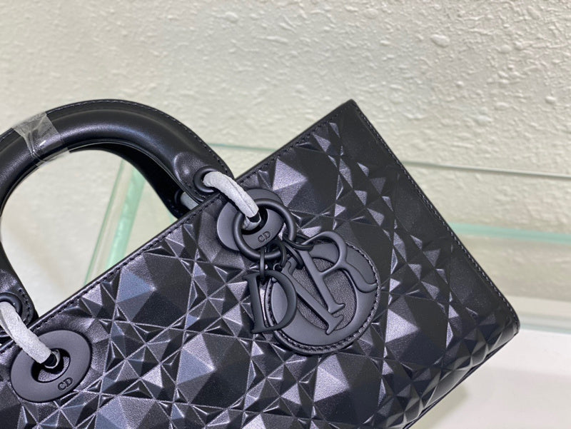 Handle and strap detail of polished modern women's handbag – women's premium purse