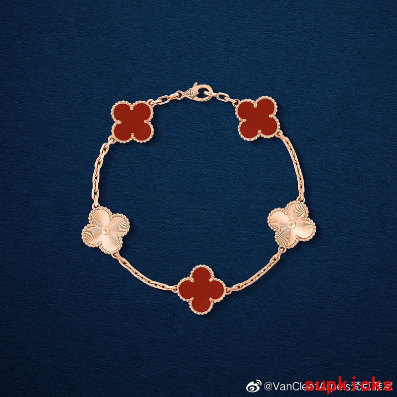 Side view of Van Cleef & Arpels unisex jewelry piece