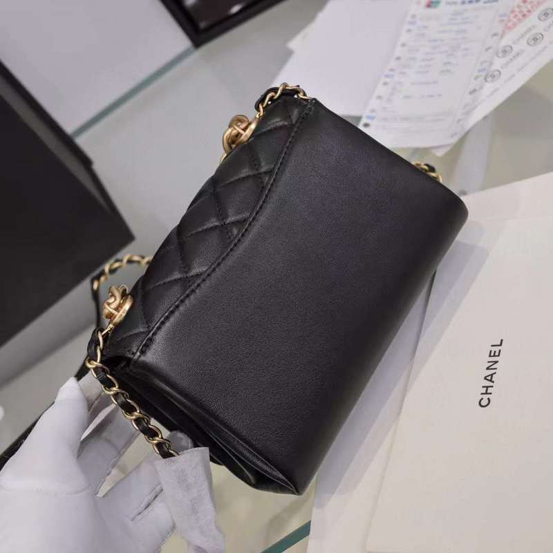Zivas Charm Polished Finish Fashion Handbag (Designer-Inspired Craftsmanship) – Close-Up Detail