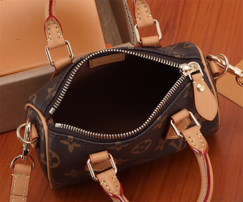  Signature tote bag carried on shoulder 10
