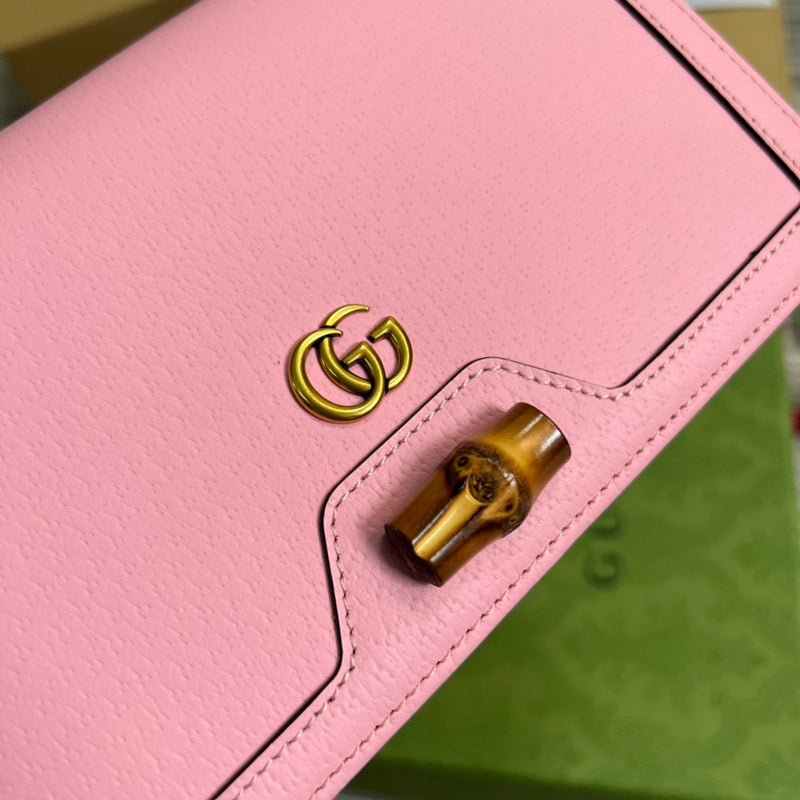 Side profile of sleek chic women's handbag – women's everyday handbag