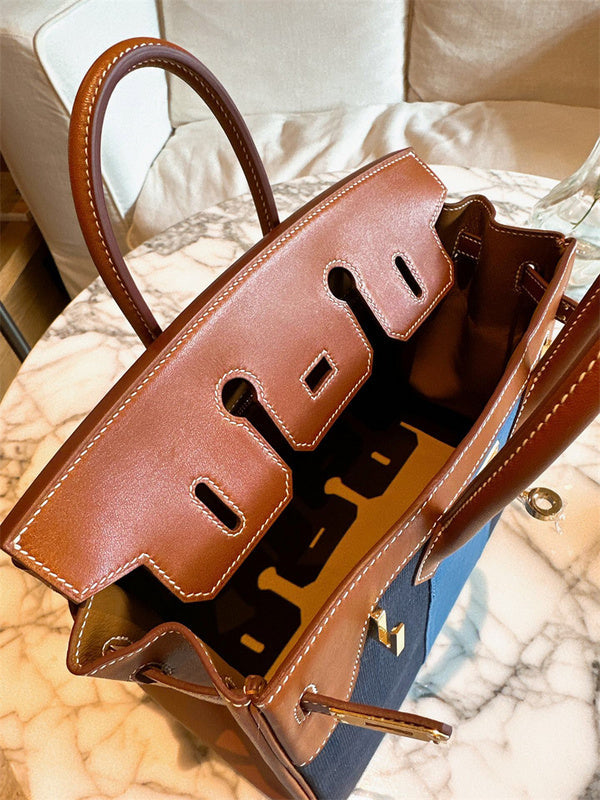  shoulder bag interior and compartment view 9