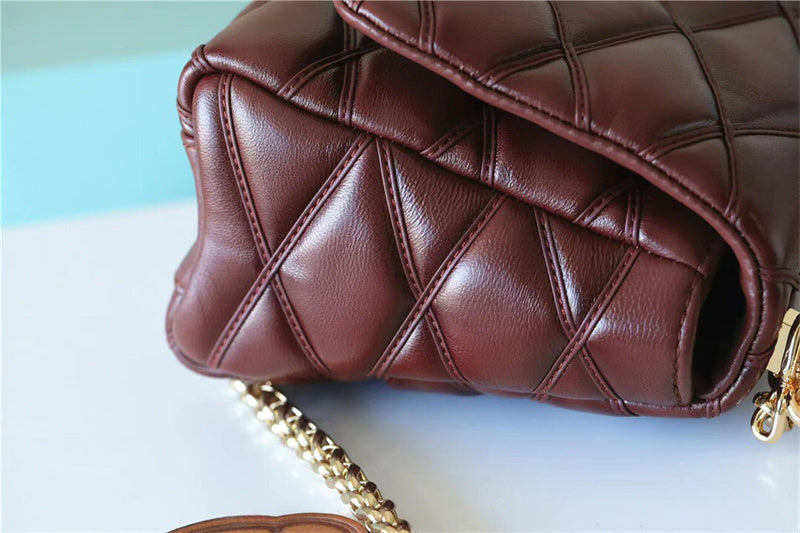  streamlined carryall bag styled with outfit 18