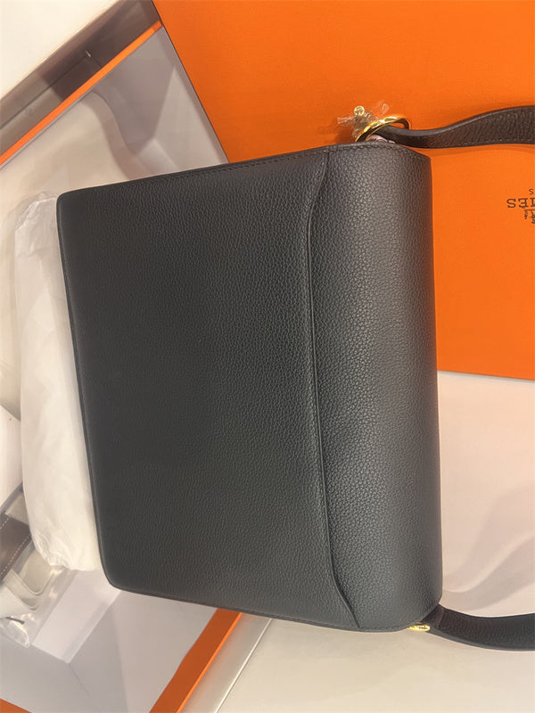 Crisp handbag styled for everyday wear