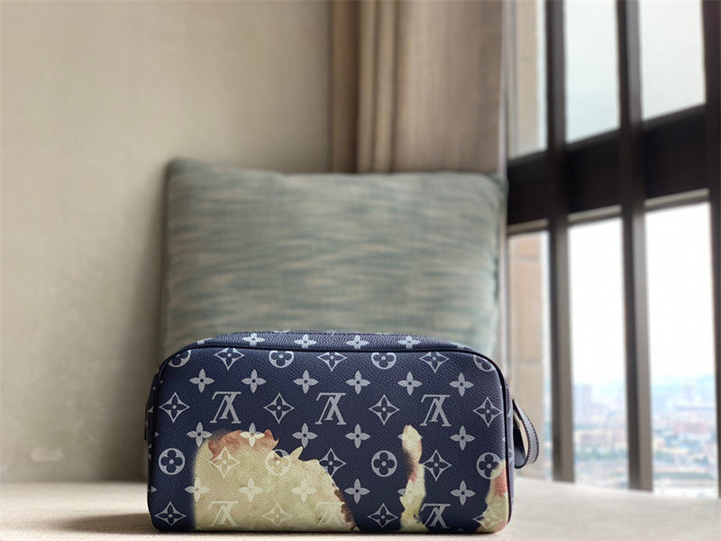  shoulder bag interior and compartment view 9