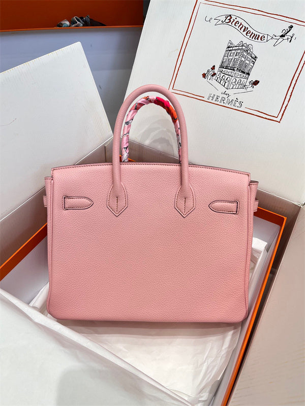  chic shopper bag detail view showing craftsmanship 8