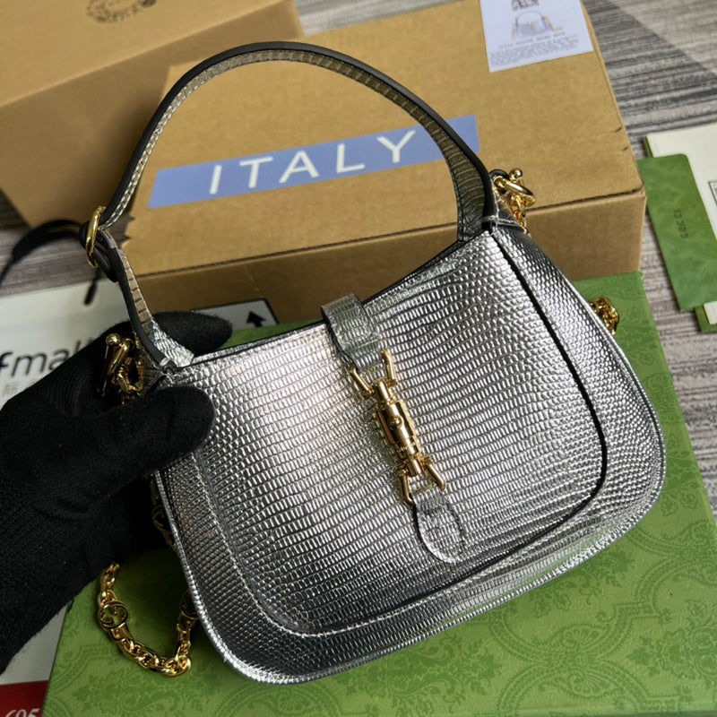Handle and strap detail of refined premium women's handbag – women's designer-style accessory