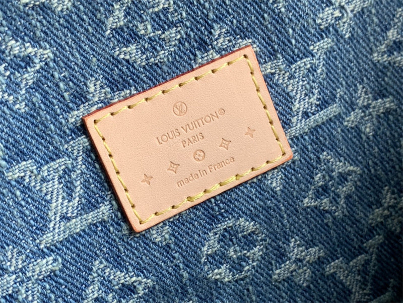  streamlined shoulder bag detail view showing craftsmanship 8