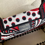 Front view of polished modern women's handbag – women's everyday handbag