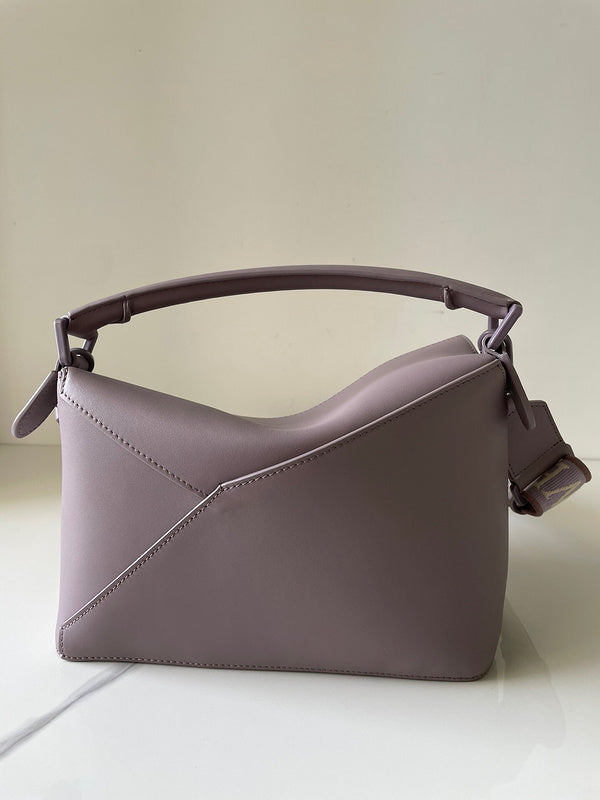 Ziva's Charm handbag – detail view (25cm*10.5cm*16cm)