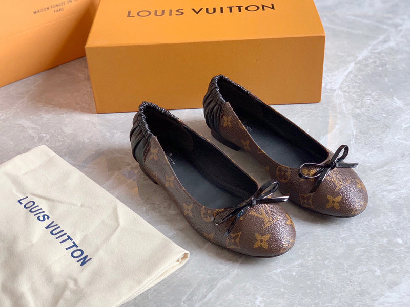 Front view of Louis Vuitton luxury piece style No.052