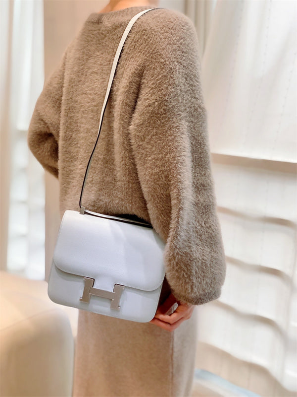 Streamlined handbag styled for everyday wear