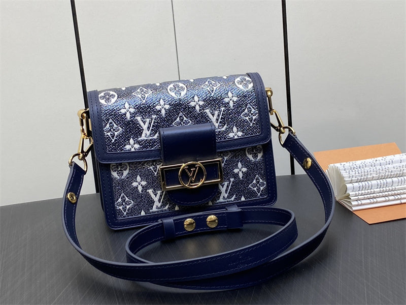  Streamlined carryall bag front view