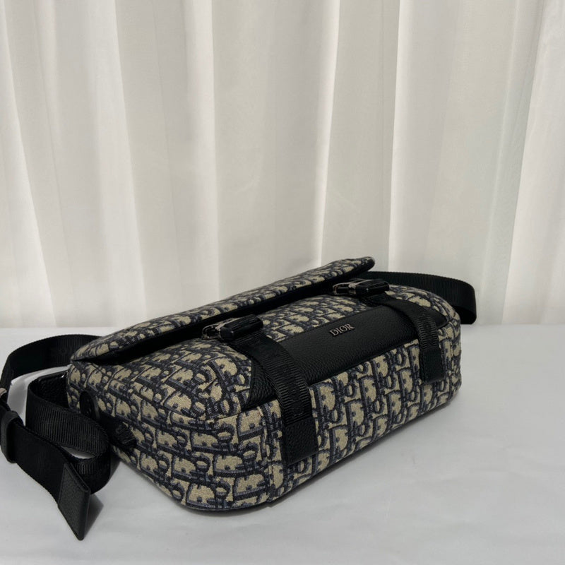 Interior view of structured sleek women's handbag – women's statement bag