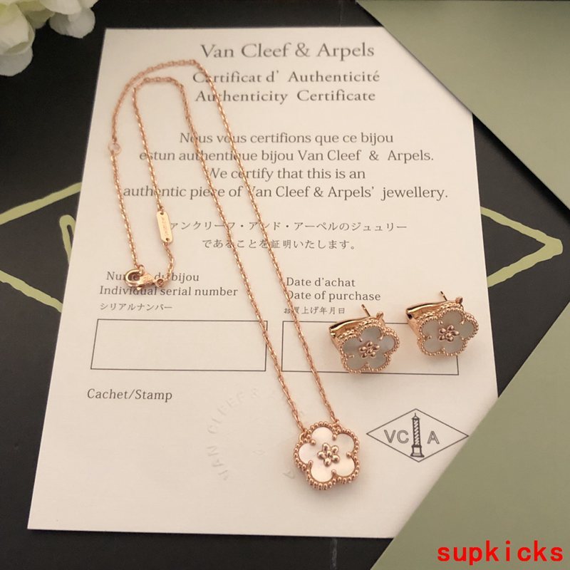 Front view of Van Cleef & Arpels unisex jewelry piece
