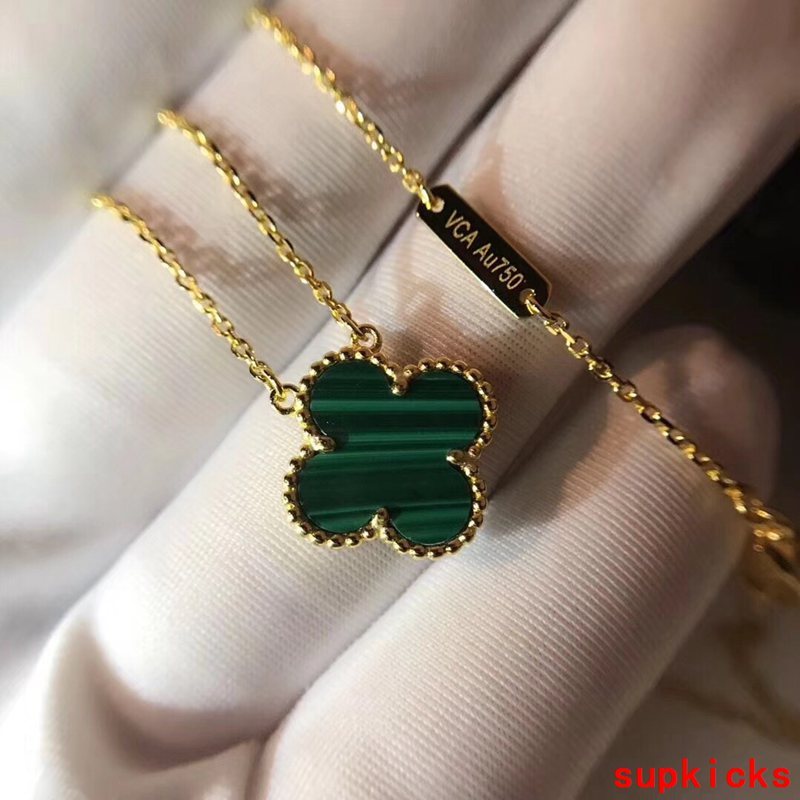 Full view of Van Cleef & Arpels unisex jewelry piece