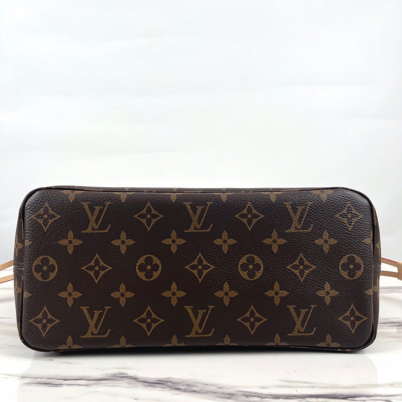 Styled lifestyle shot of polished modern women's handbag – women's premium purse