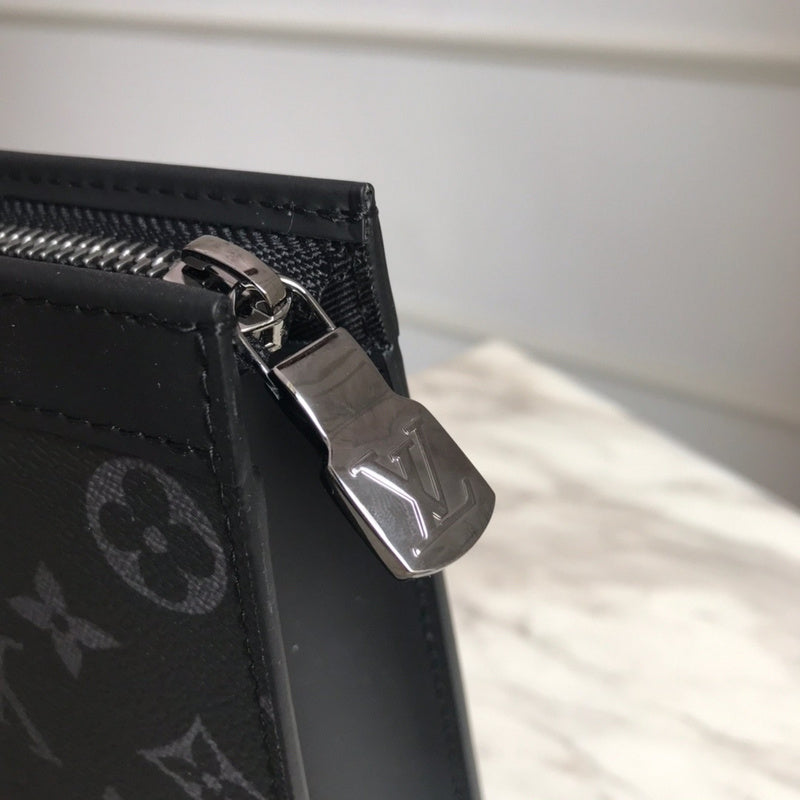 Handle and strap detail of sleek premium women's handbag – women's everyday handbag