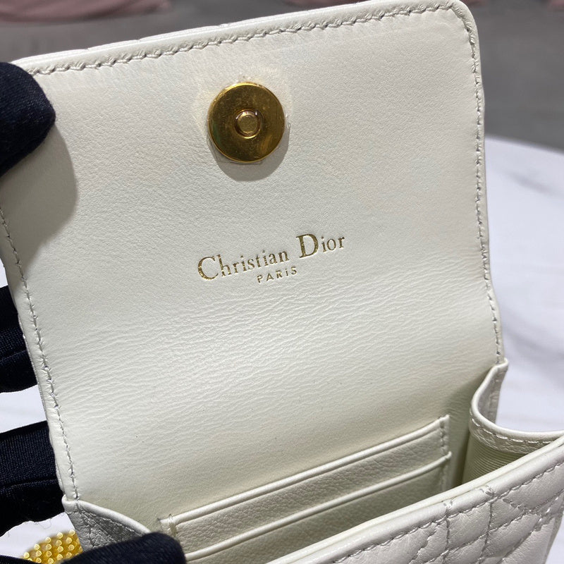 Side profile of chic refined women's handbag – women's luxury accessory