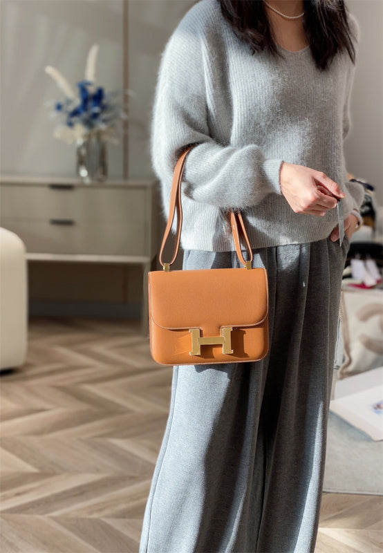 Side view of streamlined structured handbag
