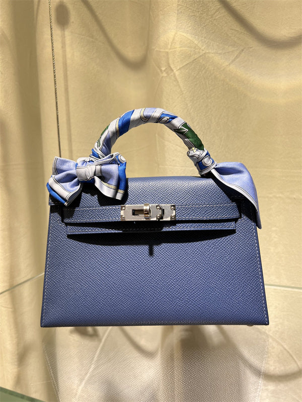  Versatile shoulder bag carried on shoulder