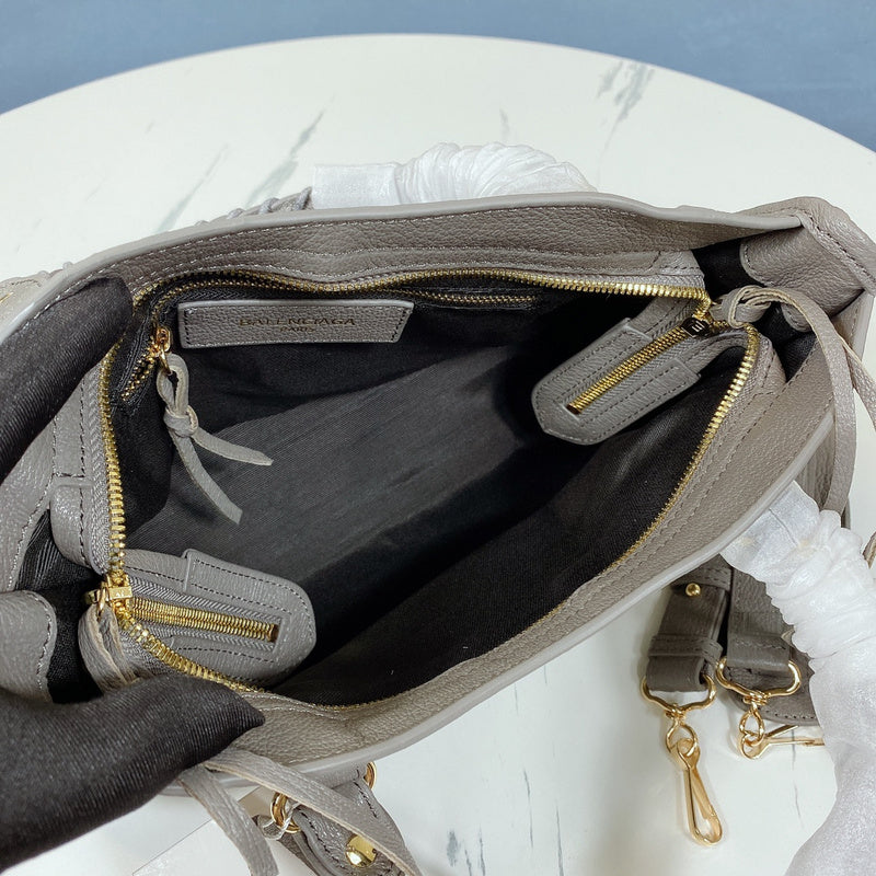 Zivas Charm Signature Style Fashion Handbag (Refined Modern Silhouette) – Close-Up Detail
