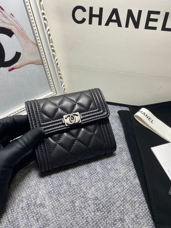  handbag, compact everyday style, image 3