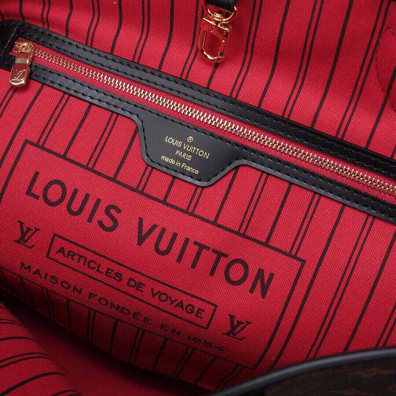 Handle and strap detail of everyday-luxe sleek women's handbag – women's luxury accessory
