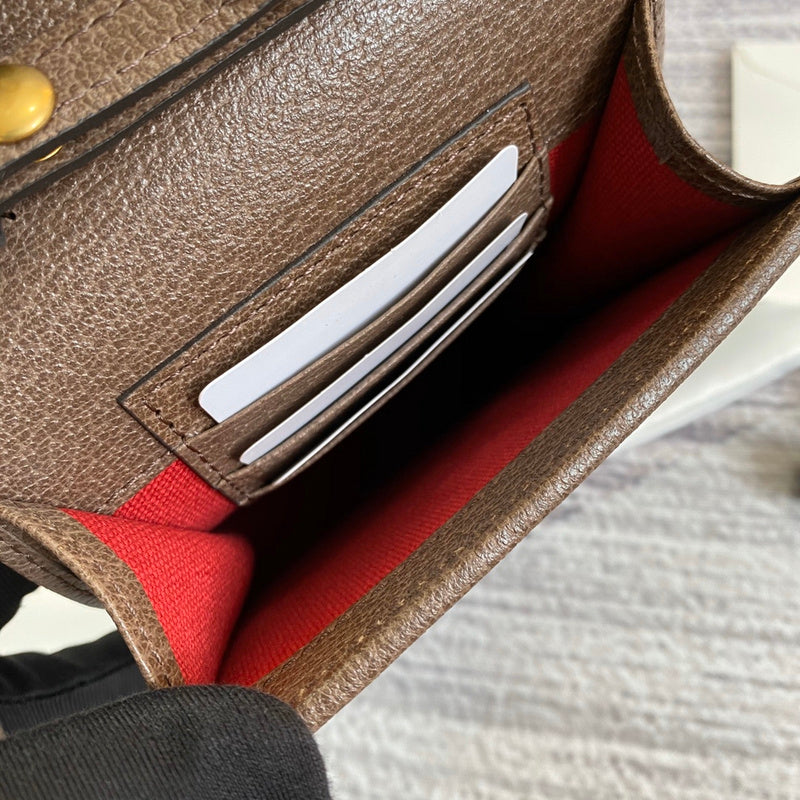 Close-up detail of classic everyday-luxe women's handbag – women's designer-style accessory