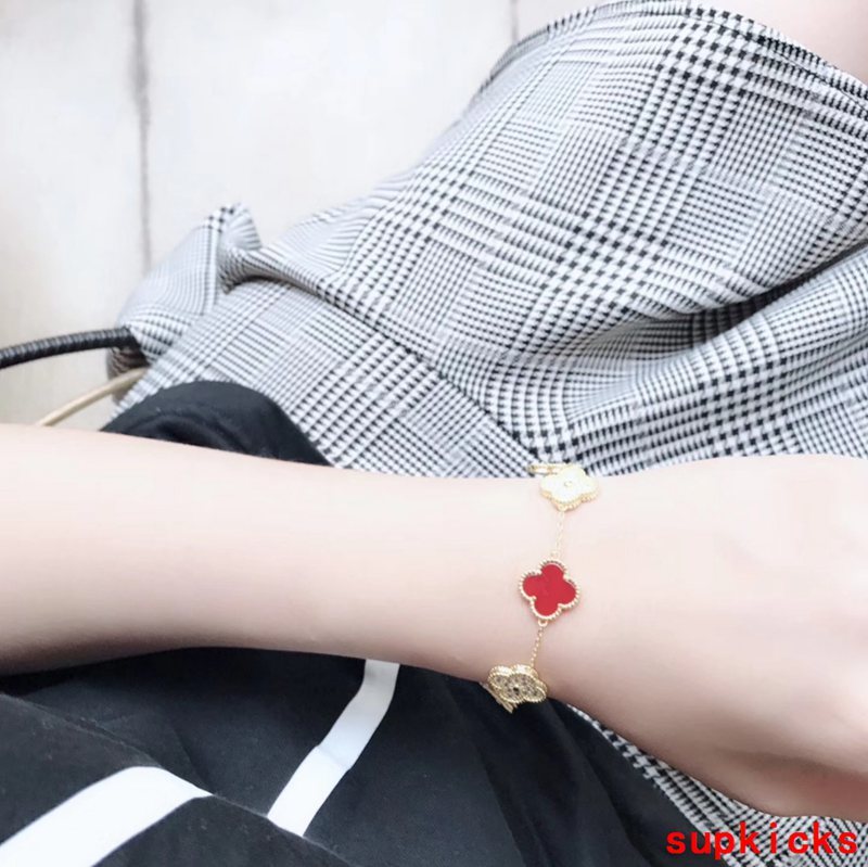 Close-up detail view of Van Cleef & Arpels unisex jewelry piece