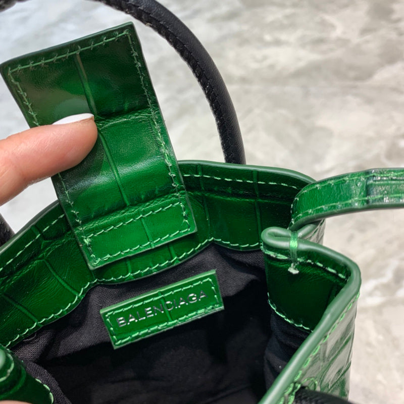 Refined Premium PU Leather Handbag - Sleek Minimalist Lines | Women's Premium Handbag #996 - texture close-up (image 9) of designer-inspired handbag