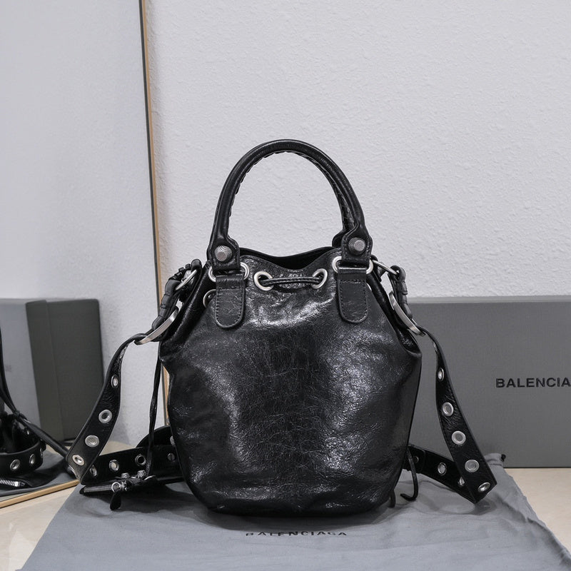Zivas Charm Versatile Design Statement Handbag (Timeless Wardrobe Addition) – Full Silhouette 7