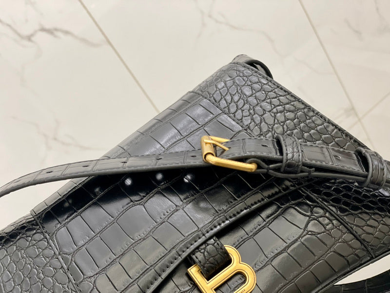 Ziva's Charm handbag – close-up view (one versatile size)