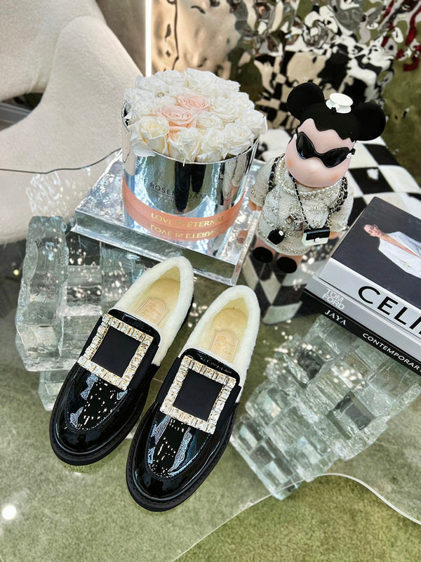 Front view of Roger Vivier luxury piece style No.087
