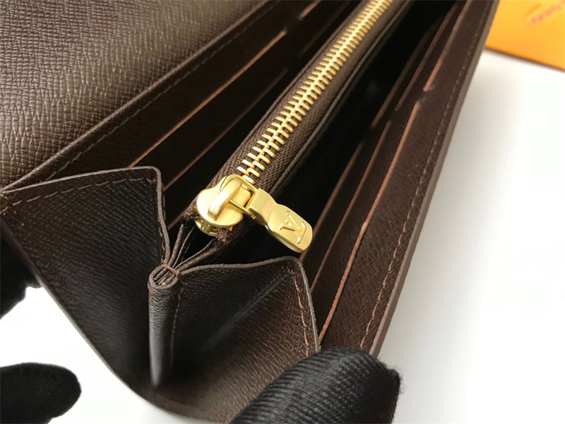  tailored everyday bag detail view showing craftsmanship 8