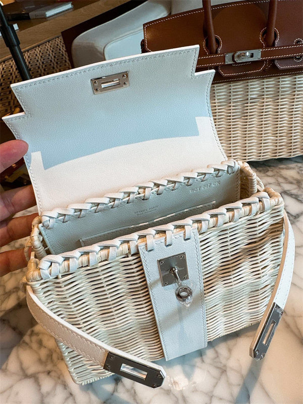  shopper bag close-up of hardware and finish 23