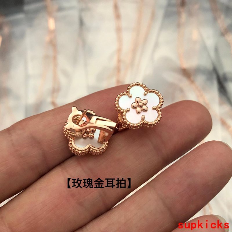 Side view of Van Cleef & Arpels unisex jewelry piece