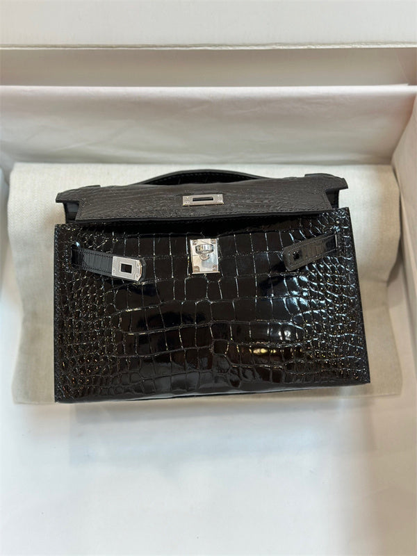  smart carryall bag detail view showing craftsmanship 8