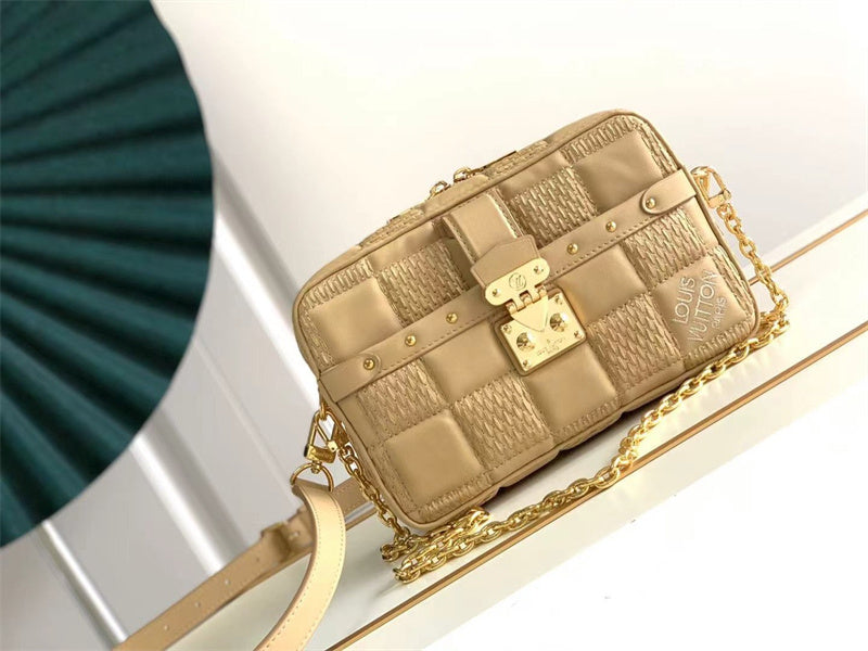  Refined everyday bag front view