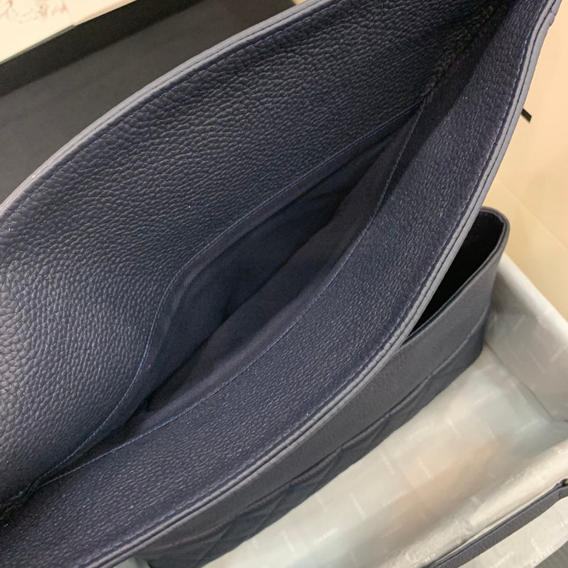  spacious purse view 8