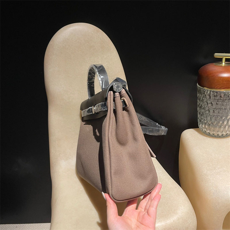  chic everyday bag detail view showing craftsmanship 14