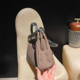  chic everyday bag detail view showing craftsmanship 14