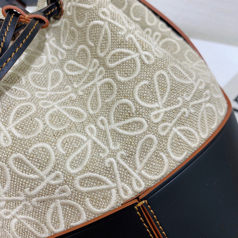 Ziva's Charm handbag – detail view (18cm*25cm*13.5cm)