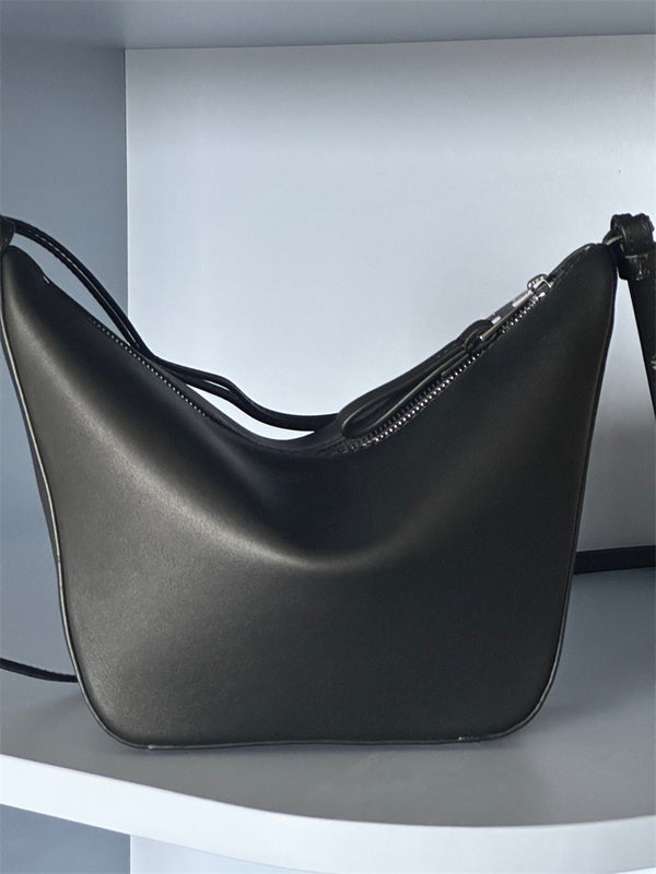 Ziva's Charm handbag – carry view (28cm*17cm*9.5cm)