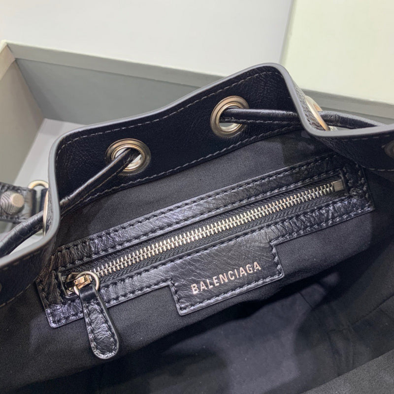 Understated Vegan Leather Handbag - Premium Craftsmanship Detailing | Women's Premium Handbag #308 - texture close-up (image 9) of designer-inspired handbag
