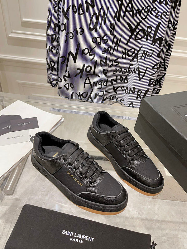 Styling view of Saint Laurent luxury piece style No.054