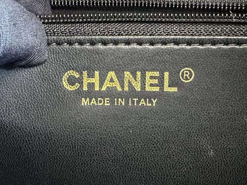 Zivas Charm Modern Minimalist Look Everyday Handbag (Elevated Daily Companion) – Close-Up Detail 2
