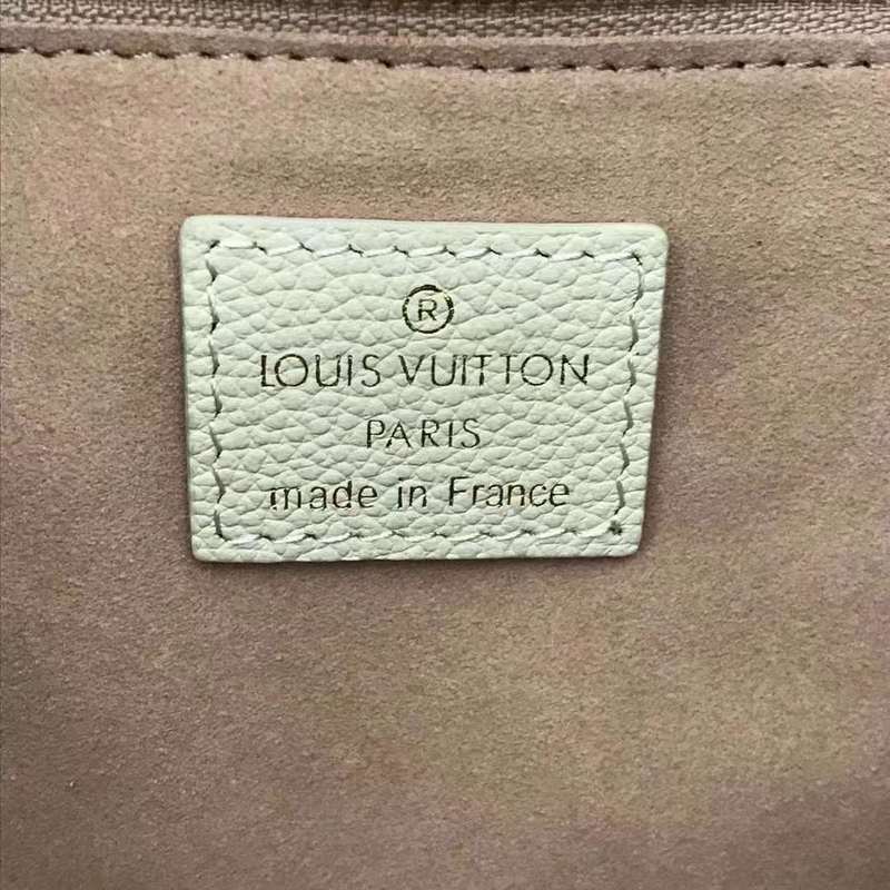 Side profile of polished statement women's handbag – women's everyday handbag