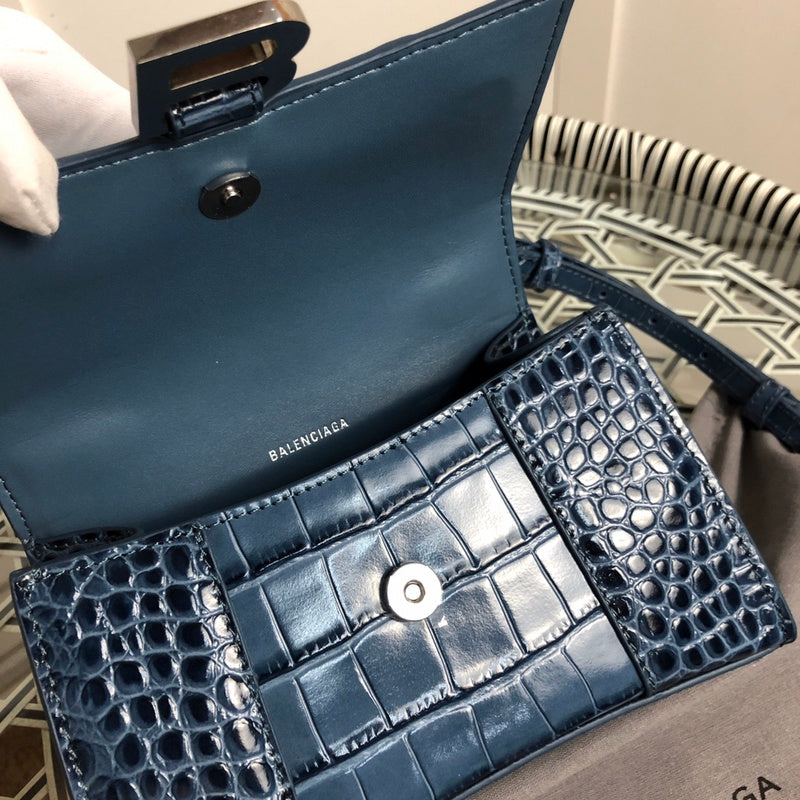 Side profile of sleek chic women's handbag – women's statement bag